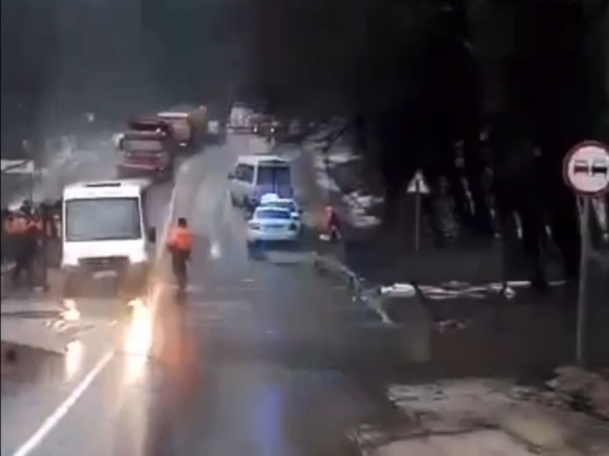 Ручей затопил недавно отремонтированную дорогу под Серпуховом