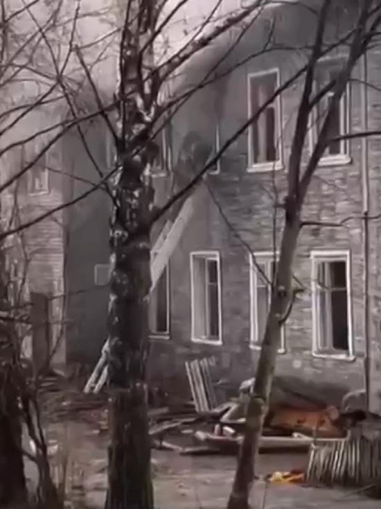 В Ярославле сгорел дом, расселенный неделю назад