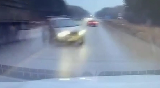 Момент лобового столкновения двух машин в Свердловской области попал на видео
