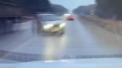 Момент лобового столкновения двух машин в Свердловской области попал на видео