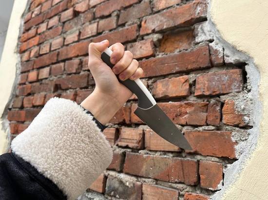 Берегитесь женщин: фасовщица «Ленты» воткнула нож в возлюбленного после словесной перепалки