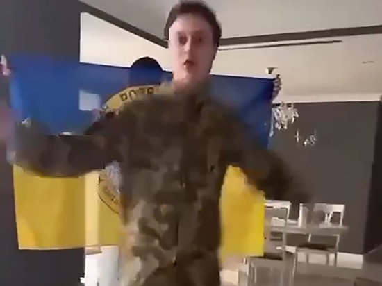 Высланный из России тиктокер Некоглай оскандалился на Украине танцем с флагом