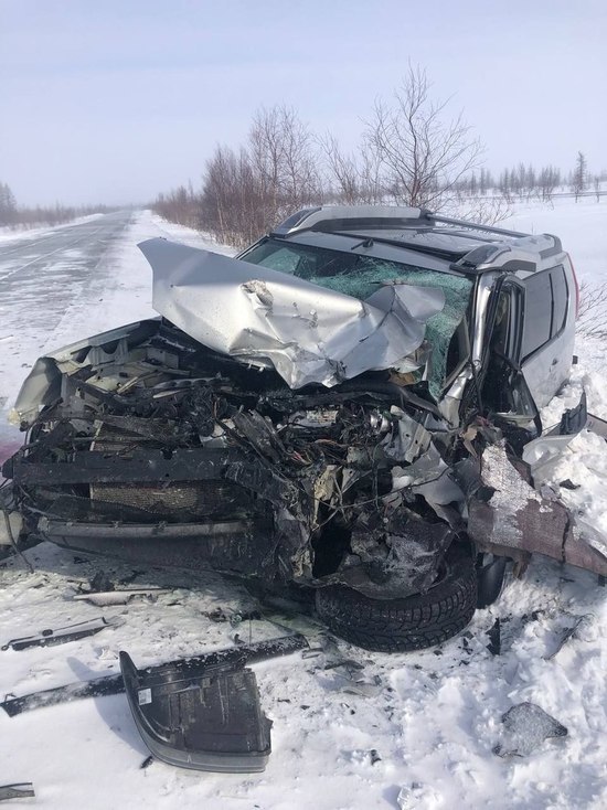 В ЯНАО двое пострадали при столкновении иномарки и автобуса