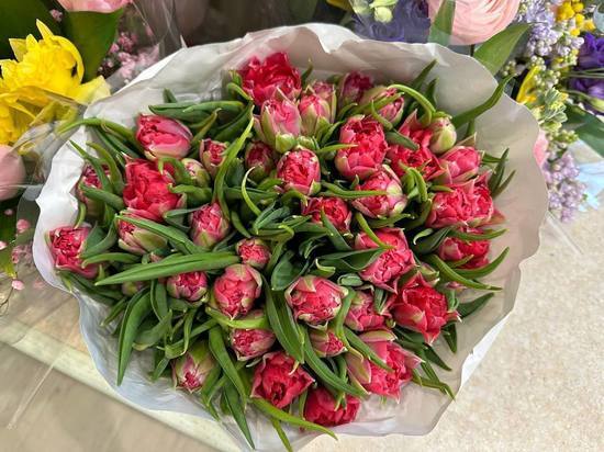 У ТК «Юго-Запад» неизвестный романтик украл две вазы с цветами
