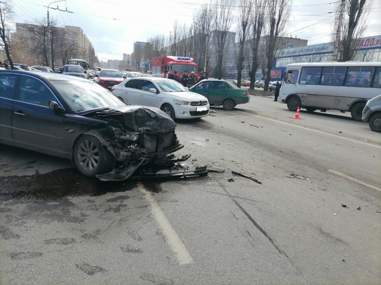 На Ленинском проспекте в Воронеже произошла смертельная авария с участием 4-х автомобилей: пострадали дети