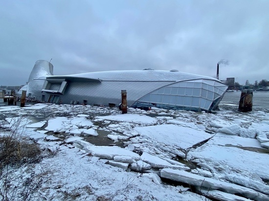 С владельца затонувшего в Петербурге плавучего ресторана «Серебряный кит» хотят взыскать 2,5 млн рублей