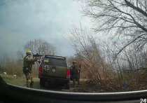 Боевик ВСУ испугал выстрелами и назвал свиньей девушку с ребенком, которая нарушила ПДД и обогнала колонну военной техники