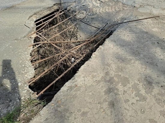 В Батайске яма с торчащей решеткой на дороге создает опасность для водителей