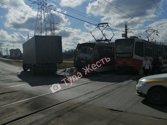 На Восточном обводе в Туле произошло жёсткое ДТП с трамваем