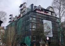 В Калининграде сотрудники ФКР восстановили фронтоны на старинном здании, которое находится на улице Зоологической, 37
