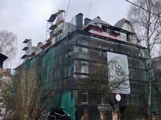 В Калининграде восстановили фронтоны старинного здания на Зоологической