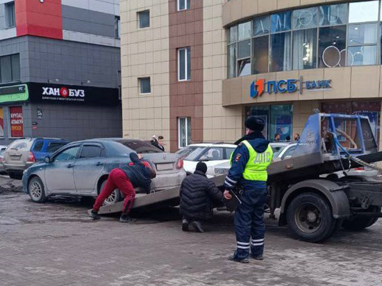 Автомобили массово эвакуируют с проспекта Маркса в Новосибирске
