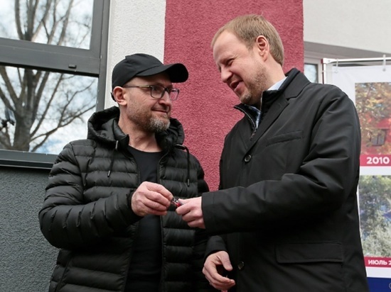 Губернатор Томенко вручил ключи барнаульцам от квартир в новом доме