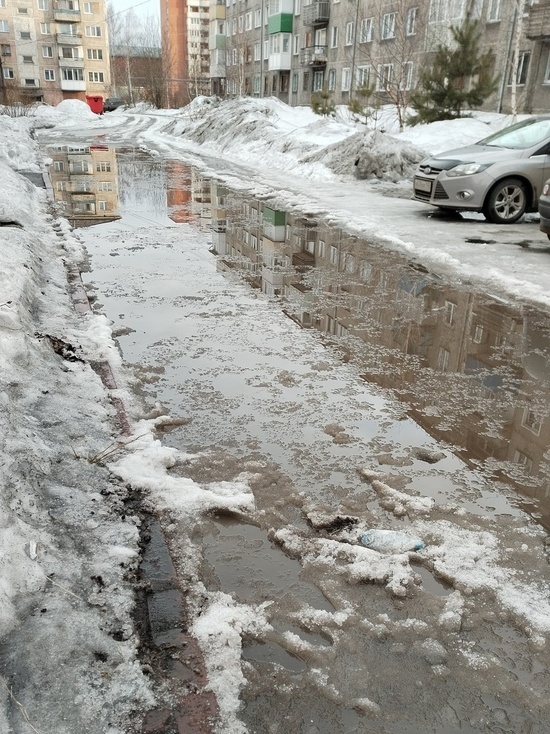 «Воды по колено»: дорога в кузбасском городе полностью ушла под воду