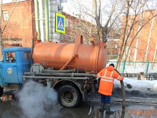 В Омске круглосуточно откачивают талую воду во дворах
