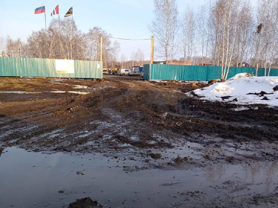 Жители Сибирского проспекта на «Московке-2» выражают возмущение из-за разбитой дороги в конце улицы – повреждена она строительными грузовиками