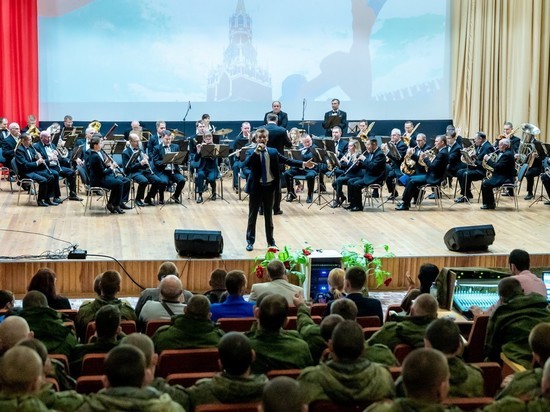 Музыканты Челябинской филармонии выступают перед военнослужащими