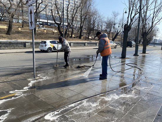Во Владивостоке приступили к мытью тротуаров