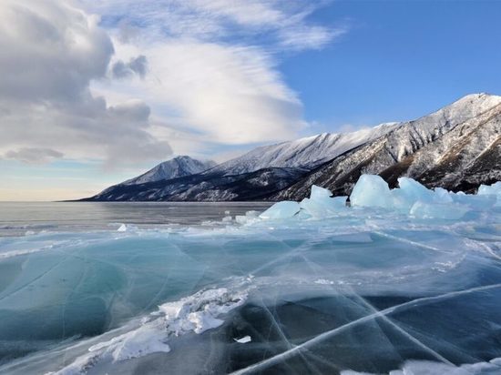 Туристы из Новосибирска незаконно посадили самолет на льду Байкала
