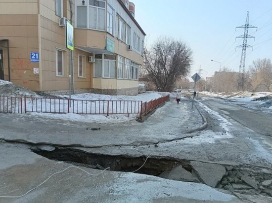 В Новосибирске на ОбьГЭСе провалилась дорога на Гидромонтажной