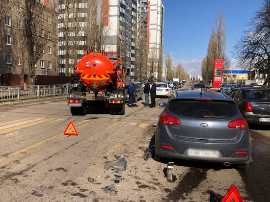 На улице Космонавтов в Воронеже произошла массовая авария с участием КамАЗа