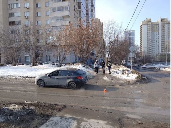 В Октябрьском районе Новосибирска иномарка сбила женщину на переходе