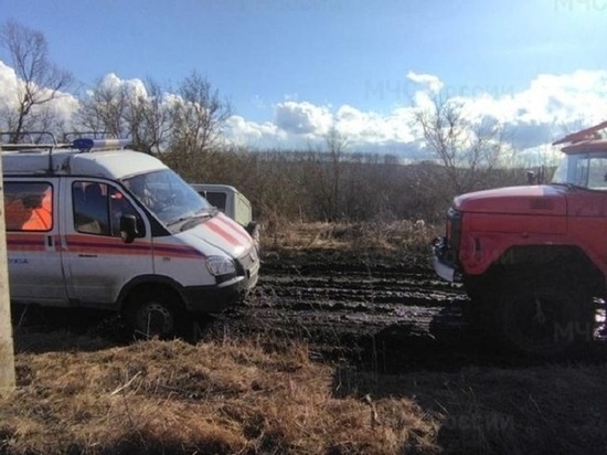В «грязевой каше» на орловских дорогах увязли газовики и медики