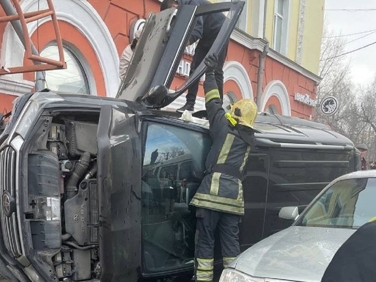 Внедорожник «влетел» в здание в центре Барнаула