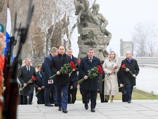 Бочаров и Головченко возложили цветы на Мамаевом кургане