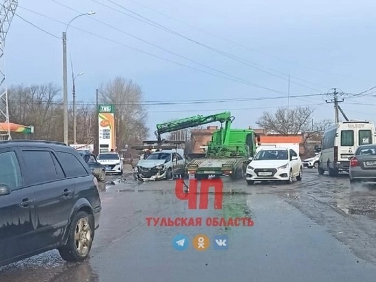 В Донском на улице Новомосковской столкнулись "семёрка" и Nissan Almera