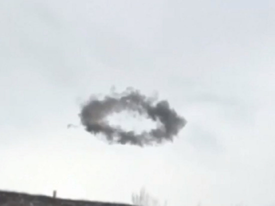 В небе над Московской областью местные жители заметили таинственное черное кольцо
