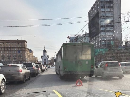 В Новосибирске на Красном проспекте троллейбус столкнулся с дорогой иномаркой