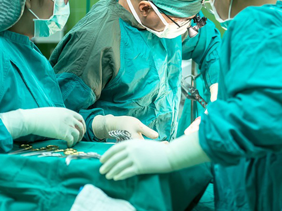 В Москве хирурги пришили пациенту отрезанный станком палец