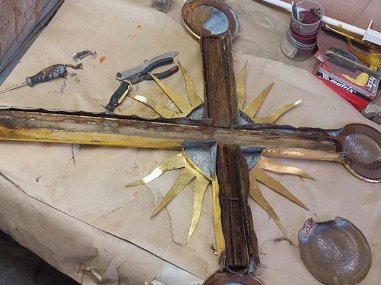 Крест с Большой звонницы Псково-Печерского монастыря приняли в работу реставраторы