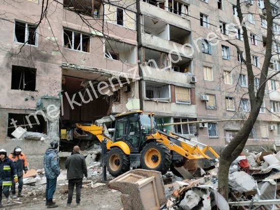 Тела двух мирных жителей извлекли спасатели из-под завалов дома в Донецке