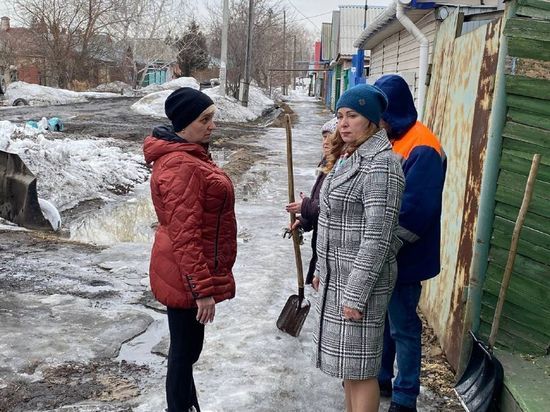 В Омске депутат Горсовета помогла срочно вывезти снег от частных домов на 24-й Северной