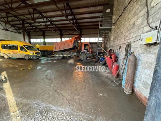 В Уфе 60-летний водитель погиб при накачке колеса грузовика