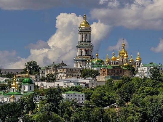 По мнению же властей Украины, церковники должны оставить государству все имущество