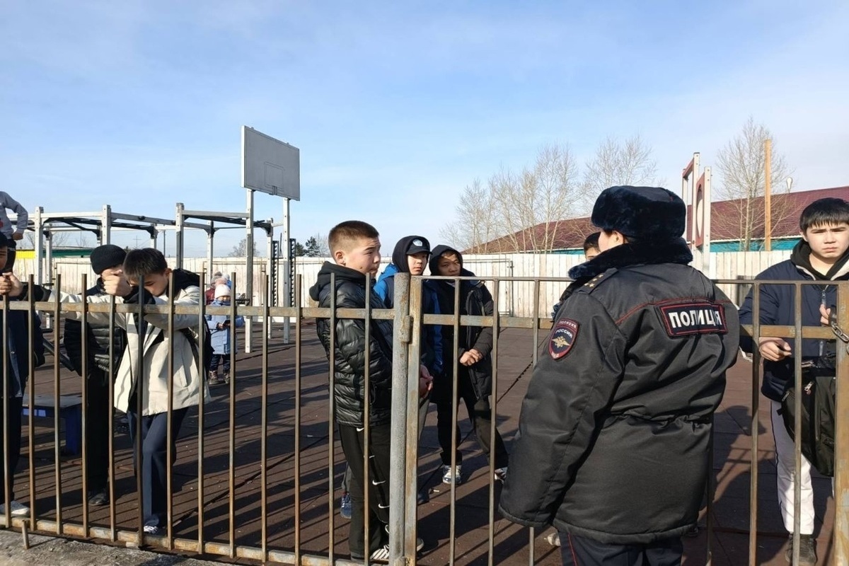 Мероприятие по правопорядка. Оперативный сотрудник полиции. Охрана освобожденных территорий. Ситуация на улице.