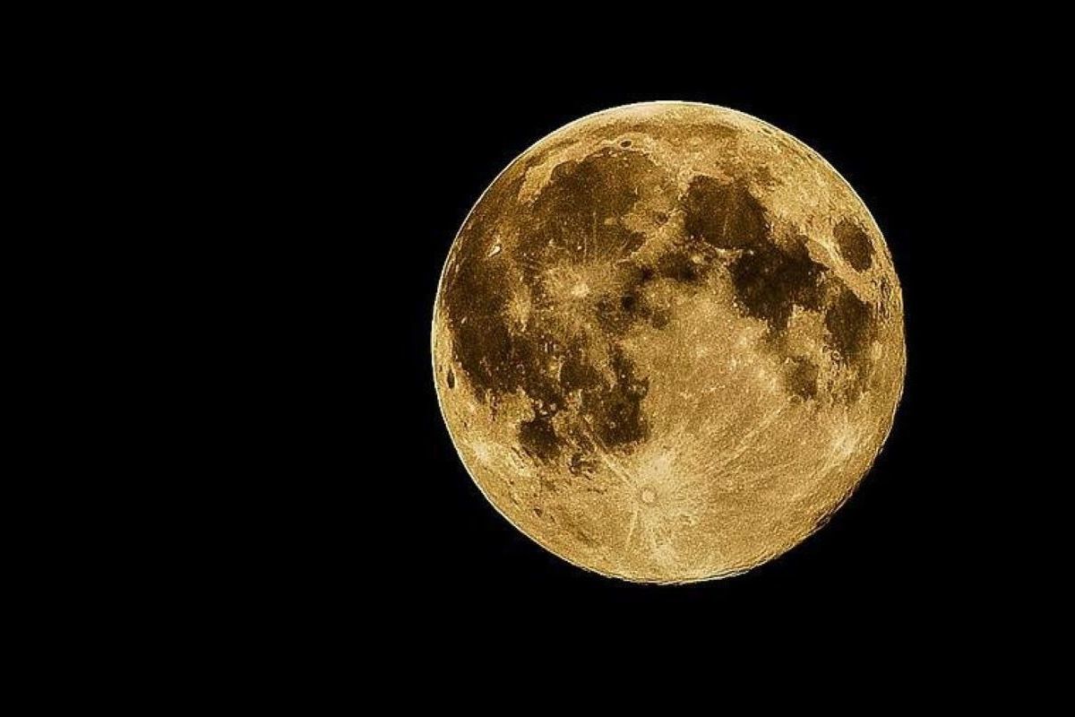 Chinese scientists have found that a lot of water can be extracted from the lunar soil