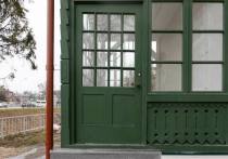 В историческом здании на улице Юрия Гагарина в Калининграде установили новые двери
