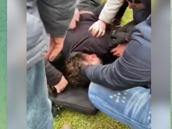 Клирик УПЦ упал без сознания, надышавшись газом при нападении раскольников в Ивано-Франковске