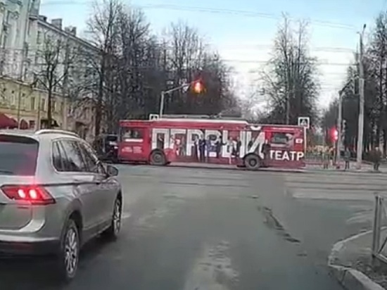 В Ярославле «театральный» троллейбус протаранил минивен