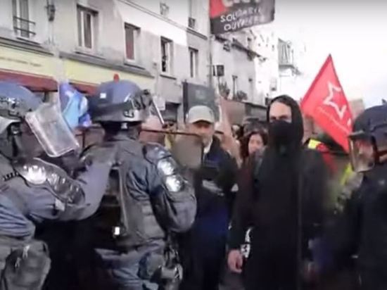 Французский телеканал BFMTV сообщил о задержании 27 участников протестных выступлений в Париже