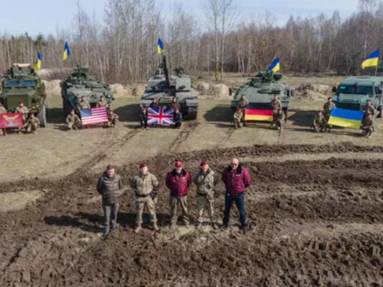 Читателей «Гуаньча» рассмешило фото главы Минобороны Украины Резникова на фоне танков