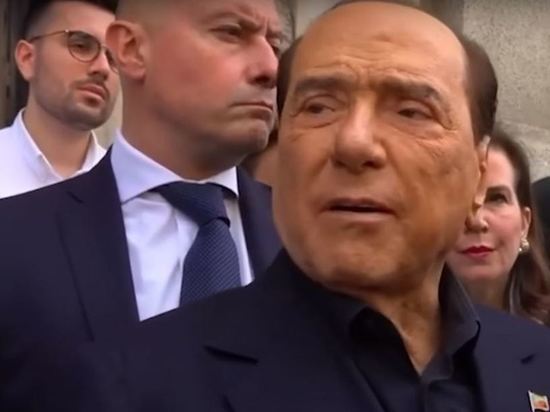 Экс-премьер Италии Берлускони с подругой ищут бункер на случай ядерного конфликта