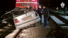 Опубликовано видео: Под поездом погибли таксист и мать с двумя девочками