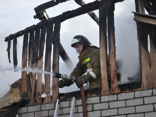 Возгорание в расселенном доме в Томске тушили 29 пожарных