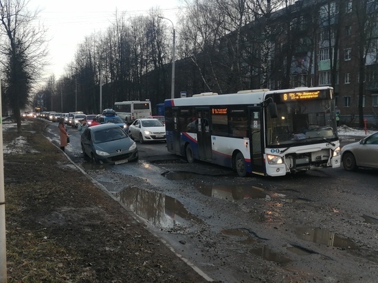 Ярославцы начали составлять список самых «убитых» городских дорог