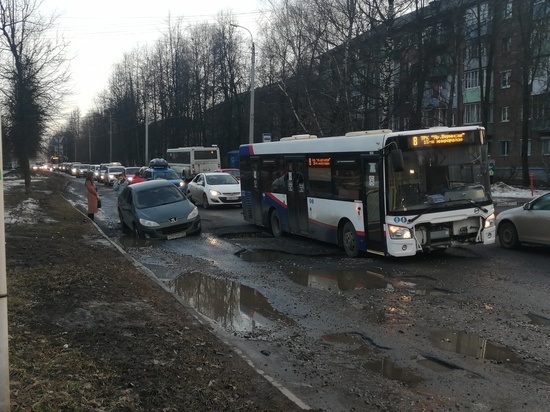 В Ярославле яма на улице Добрынина «поймала» одновременно автобус и легковой автомобиль